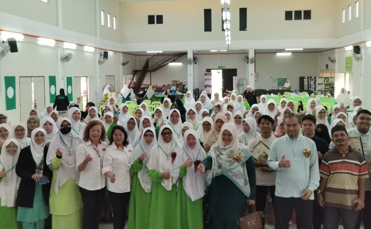 A group of Muslimat PAS participants in a hall